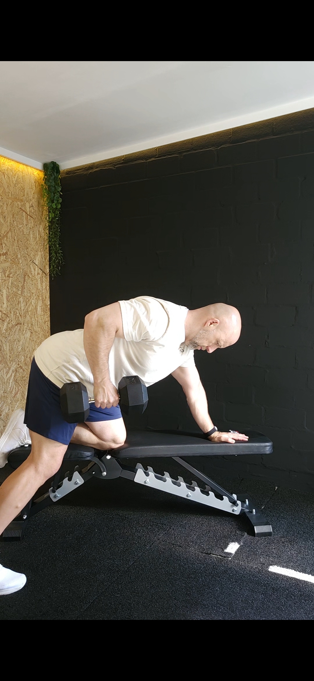 Philipp beim Kurzhantelrudern auf der Trainingsbank im PVS Garage Gym