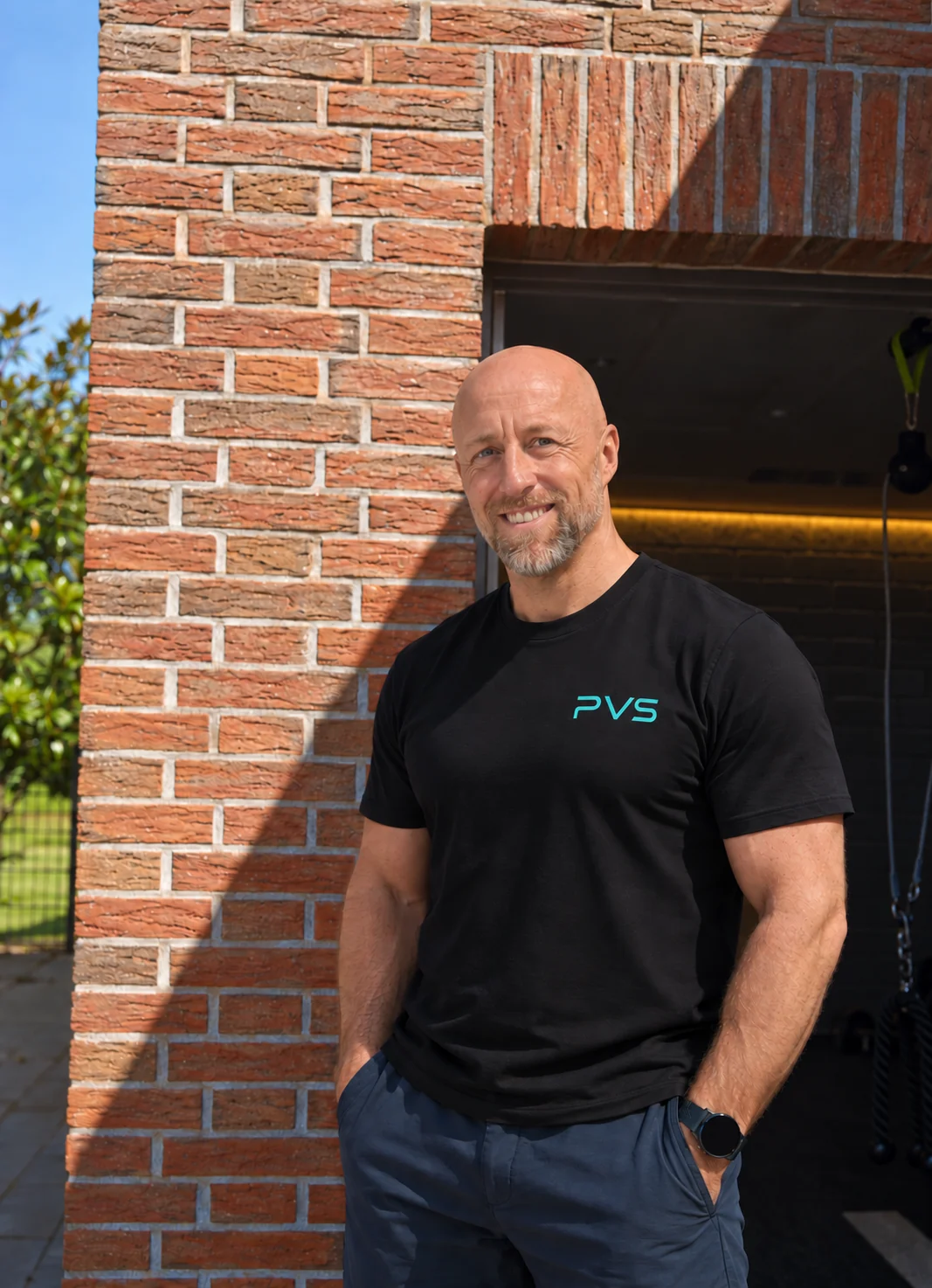 Philipp vor seinem PVS Garage Gym in Hamburg.